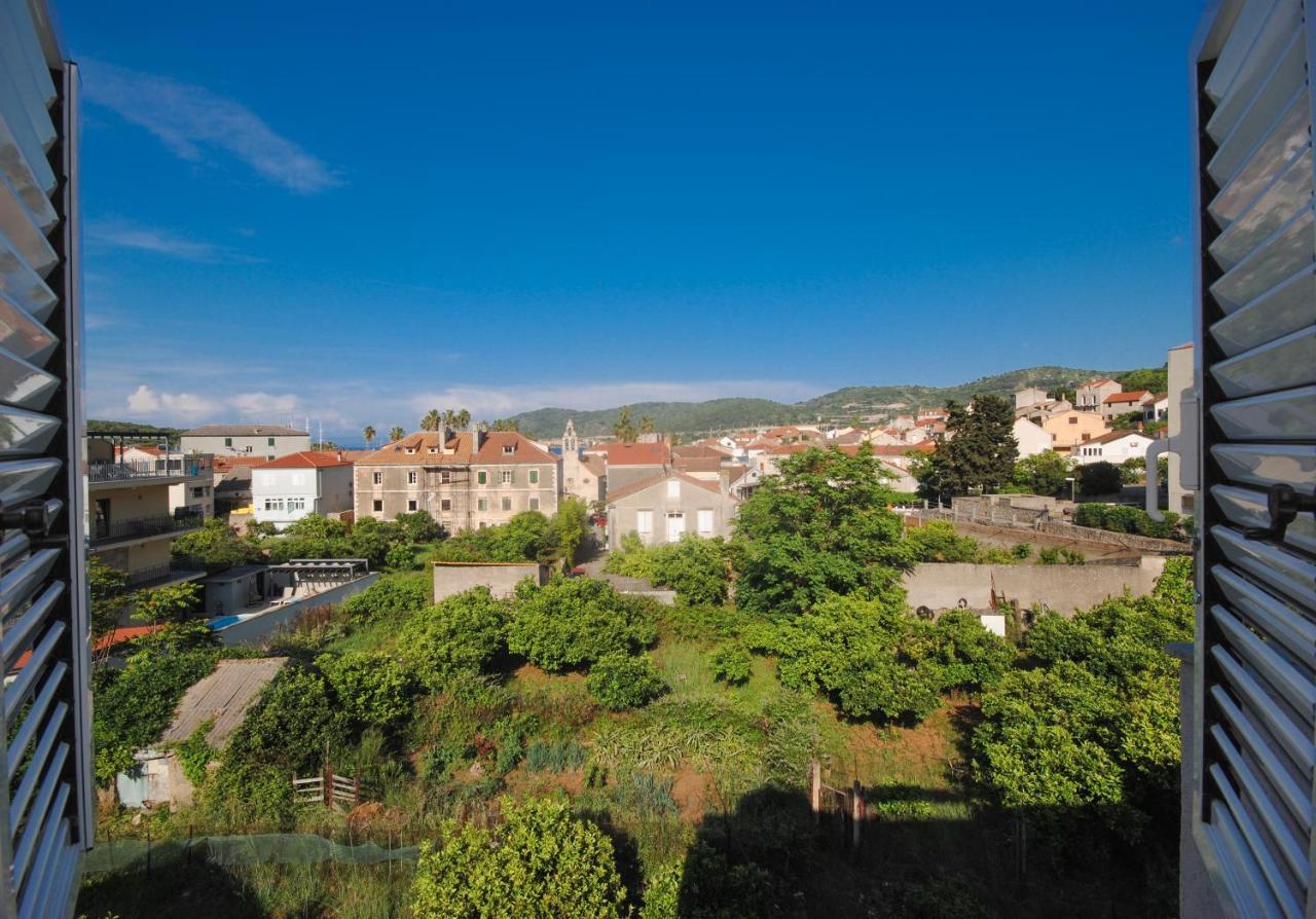 Apartments Dilk Vis Exterior photo